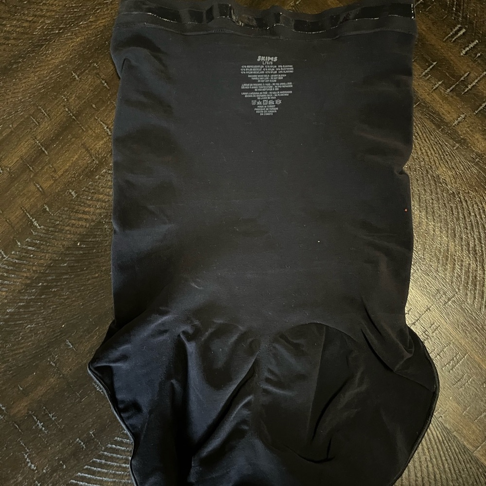 SKIMS SHAPEWEAR - Picture 4 of 6